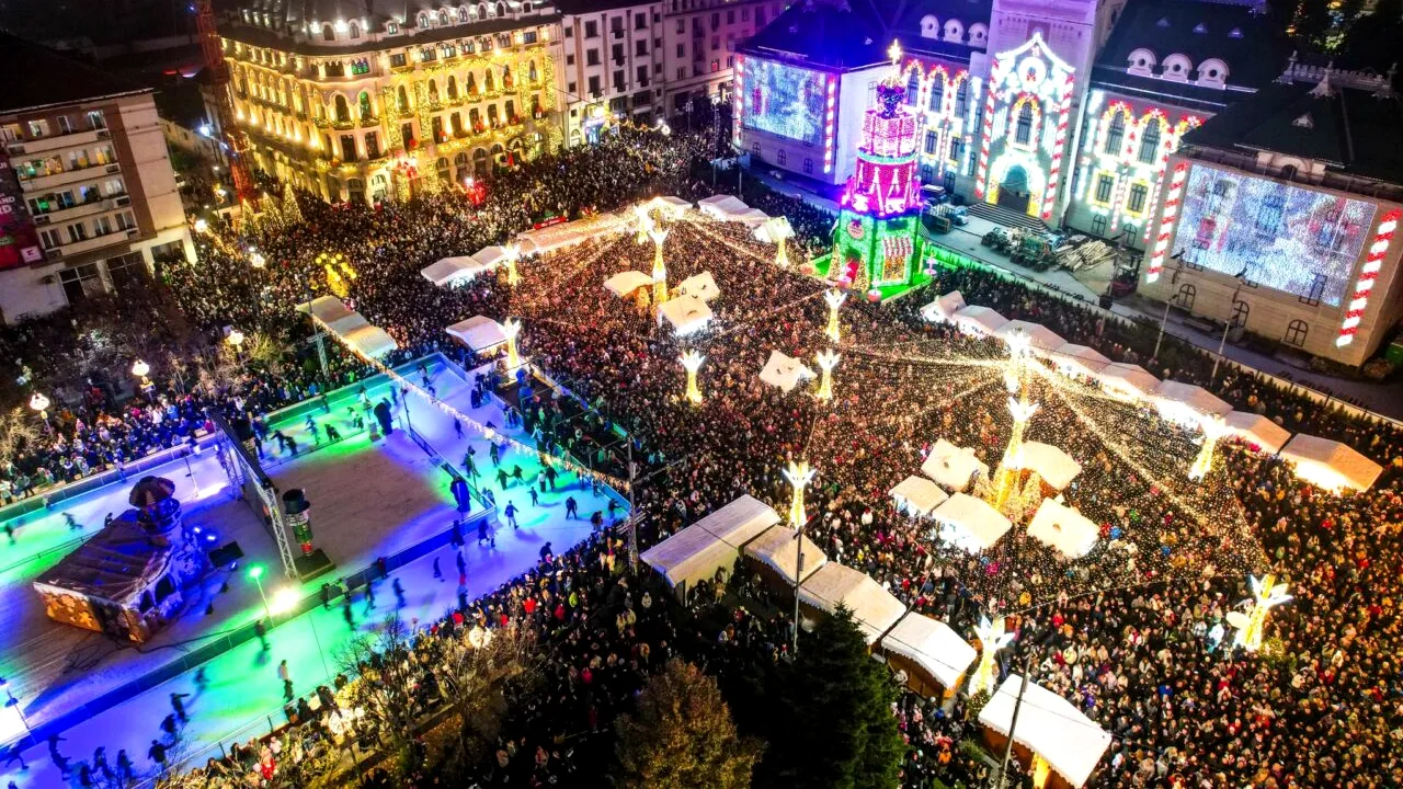 Peste 100.000 de vizitatori la Târgul de Crăciun de la Craiova. Presa spaniolă îl prezintă drept „cel mai mare târg de Crăciun din Europa”. Imagini de basm cu orasul
