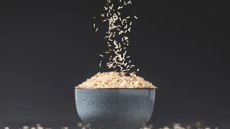 Ce se întâmplă dacă îți pui OREZ cald pe mâini. Trucul te scapă de o mare problemă