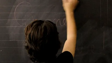 Un copil român a fost tâlhărit, dezbrăcat și umilit de un coleg de școală, în Italia