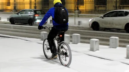 Un tânăr mergea cu bicicleta pe trotuar, când a fost oprit de polițiști. Ce au scris oamenii legii în procesul verbal
