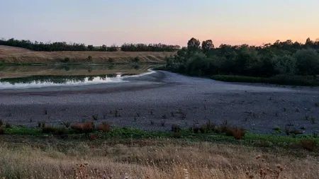 Situație DRAMATICĂ în Olt. Lac de acumulare, secat din cauza caniculei. Apel disperat al localnicilor: 