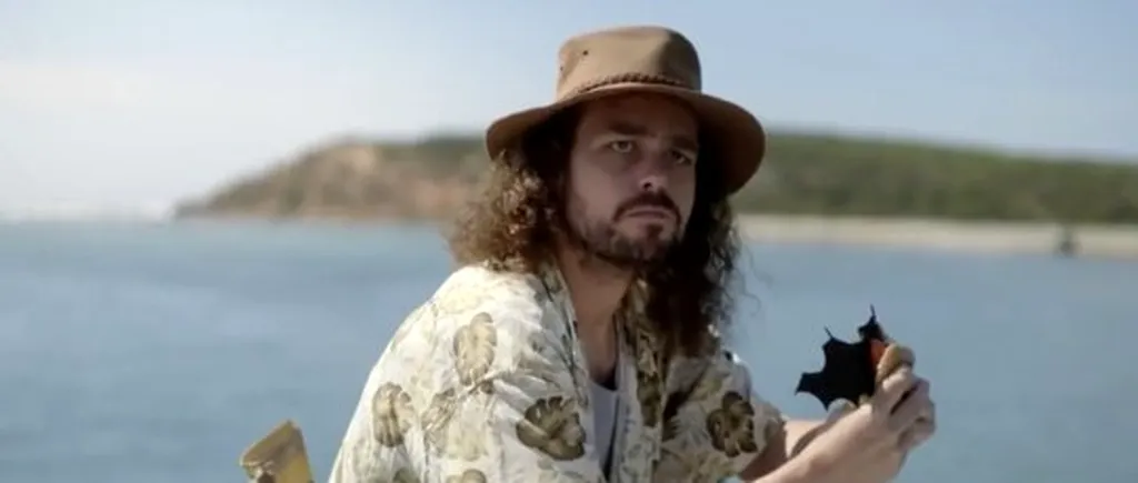 O reclamă controversată cu un pescar care mănâncă un sandviș cu liliac, investigată în Australia