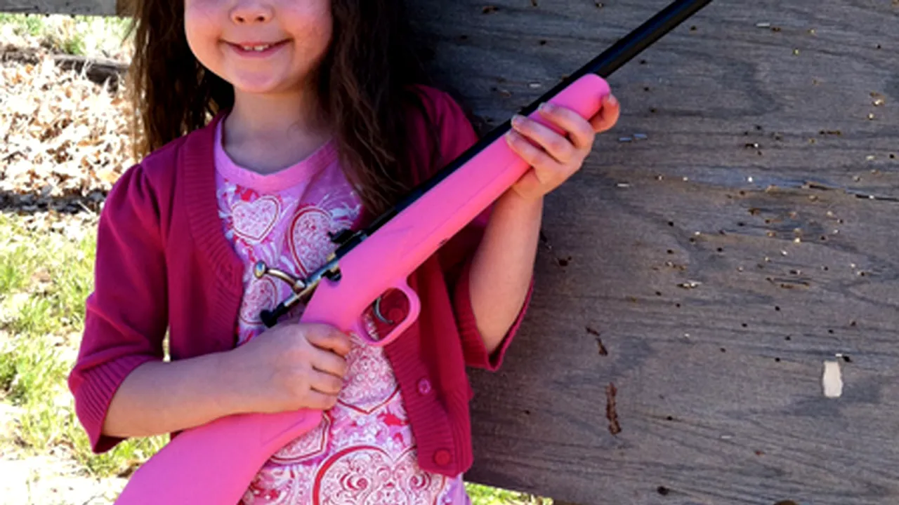 În Statele Unite se fabrică și se oferă arme pentru copii, iar mii cad victime anual. 