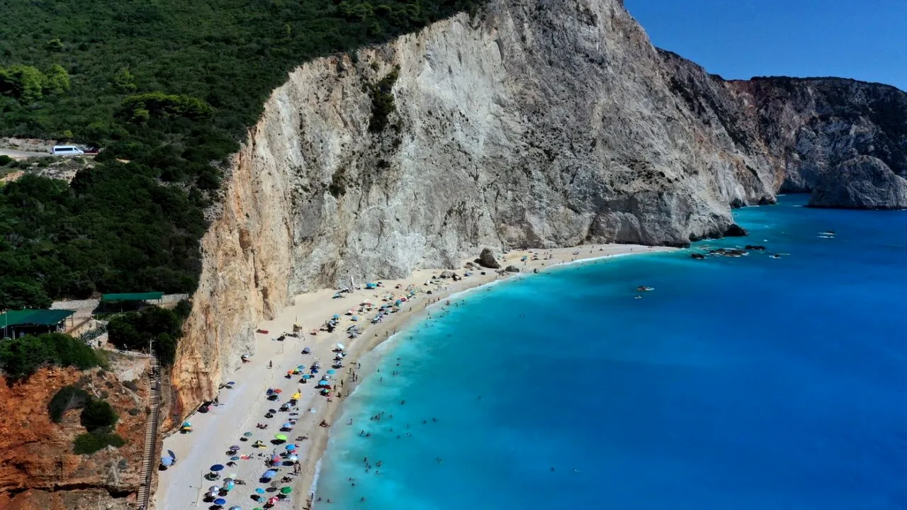 O vacanță în Lefkada s-a încheiat ca într-un „film prost” pentru un turist român: „Nevasta mă ÎNJURĂ de 4 ore”