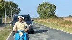 Alegeri în Saxonia-Anhalt: Favoritul partidului AfD, Ulrich Siegmund, a venit la secția de votare pe o motoretă Simson