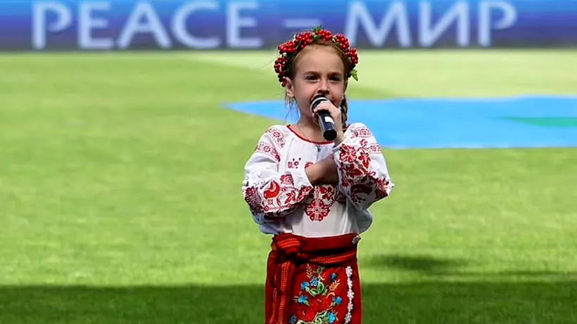 Amelia, fetița care a impresionat o lume întreagă cântând melodia din „Frozen” în buncăr, a interpretat imnul național al Ucrainei la meciul din Liga Națiunilor UEFA