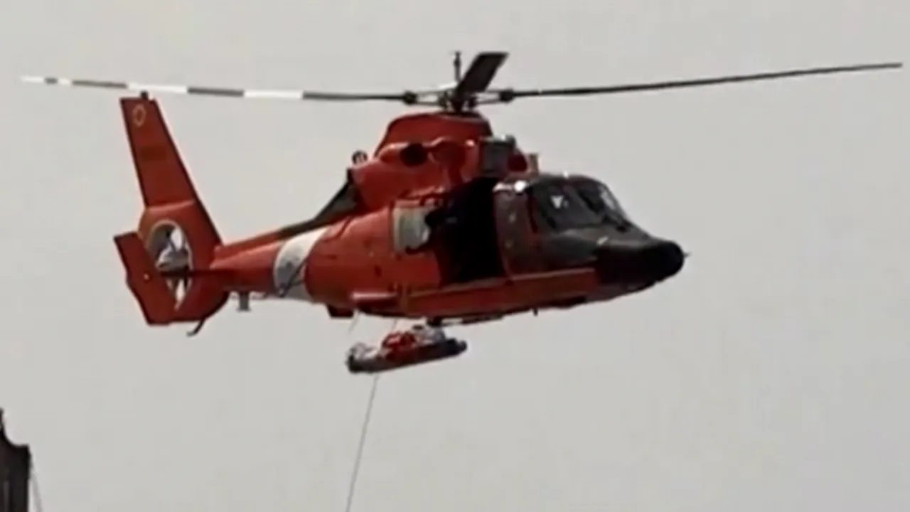 Navă eșuată pe brațul Sulina. Marinarii, salvați cu un elicopter
