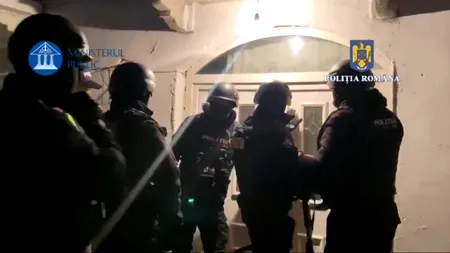 7 localități din Dâmbovița împânzite de mascați. Percheziții la suspecți de arderi ilegale de deșeuri, deținere de arme, contrabandă și cerșetorie