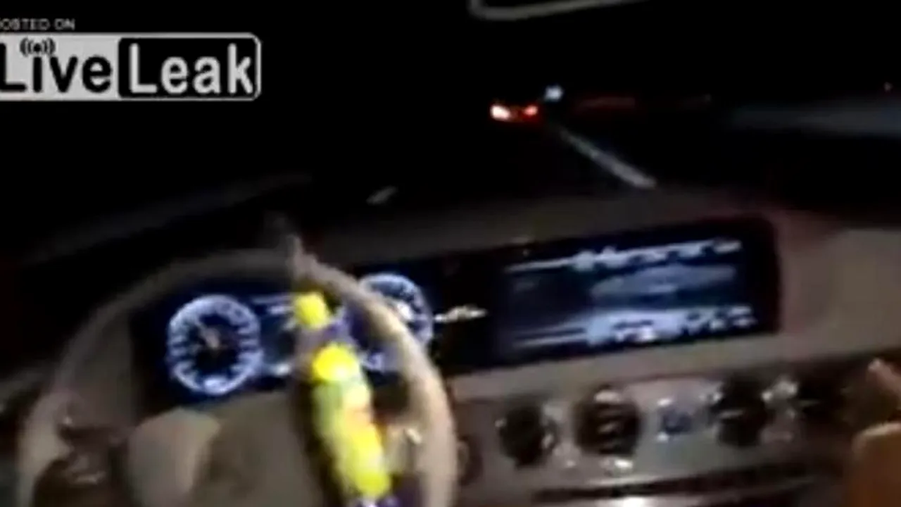 Cum își testează un șofer român sistemul de navigație al noii sale mașini. 