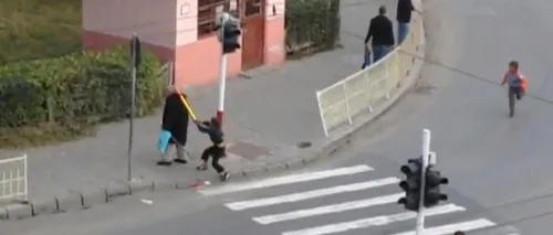 VIDEO. Bătrân lovit cu un tub în cap de un copil, în fața Catedralei Ortodoxe din Mediaș. Victima și agresorii acestuia au fost identificați de Poliție