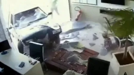 VIDEO | A scăpat cu viață în mod miraculos! Fetiță de cinci ani, lovită de o mașină și aruncată prin vitrina unei agenții