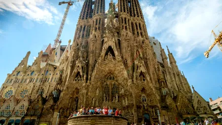 Record mondial la Barcelona. Sagrada Familia a devenit cea mai ÎNALTĂ biserică din lume după ridicarea turnului central