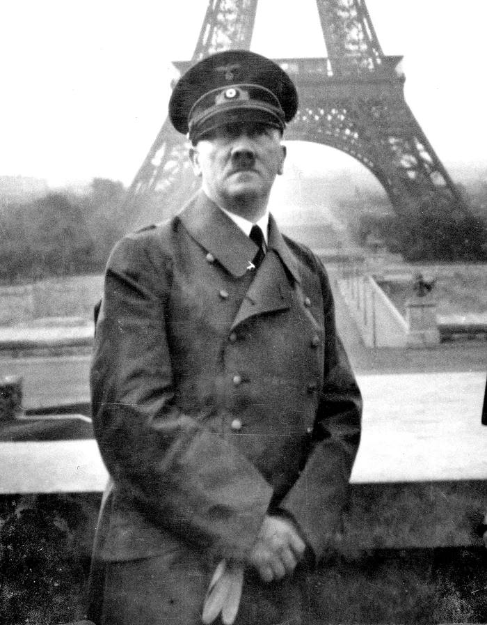Adolf Hitler în fața Turnului Eiffel - ocuparea nazistă a Parisului