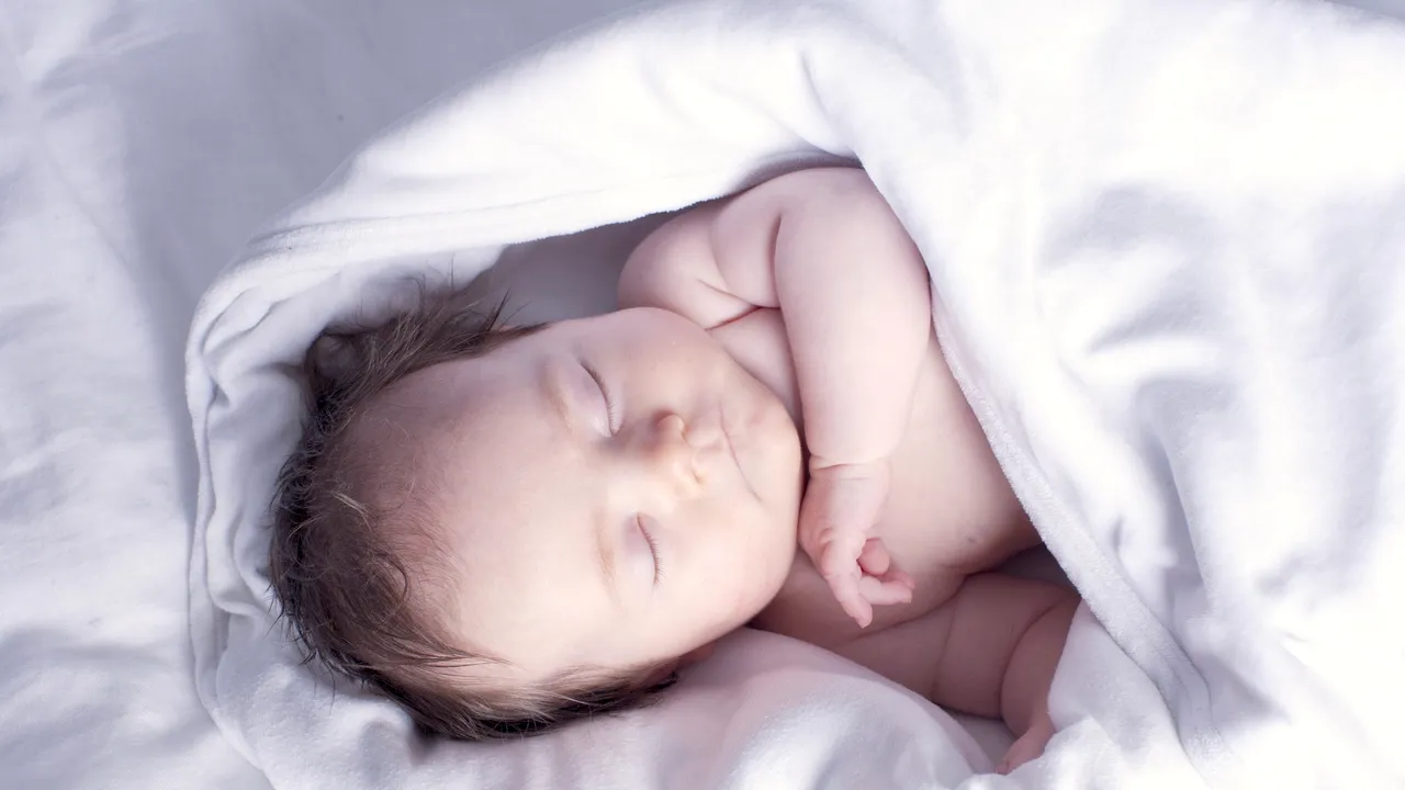 Un cuplu a intrat în camera bebelușului pentru a verifica ce face, dar au avut parte de șocul vieții lor: Este ca Houdini