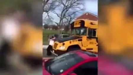Un bărbat a fost târât câțiva metri de autobuzul școlar. Motivul pentru care șoferul a refuzat să oprească