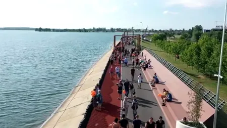 Designul urban de la Lacul Morii a declanșat IMAGINAȚIA internauților: „De ce sunt băncile astea făcute așa?”/ „Fac apoplexie dacă nu e ca afară!!!”