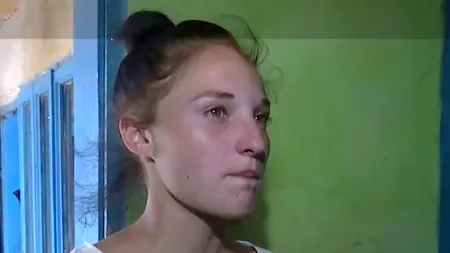 Începutul de an școlar, prilej de bucurie doar pentru unii copii. POVESTEA Petronelei, adolescenta care împarte cu mama ei o pereche de papuci