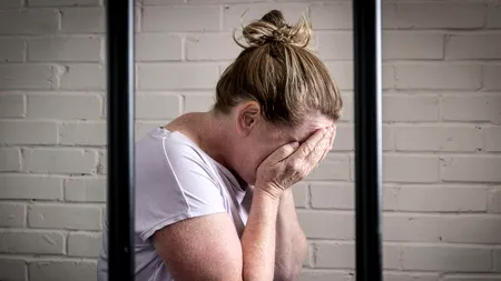 O FEMEIE de 56 de ani a tâlhărit o bătrână de 80 de ani, ziua în amiaza mare în Timișoara. A vrut să fugă dar s-a „lovit de un zid”