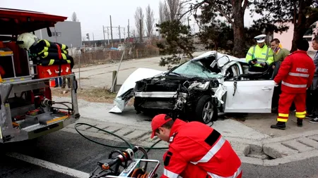 Un mort și șapte răniți, după ce o mașină a derapat pe o stradă din Suceava