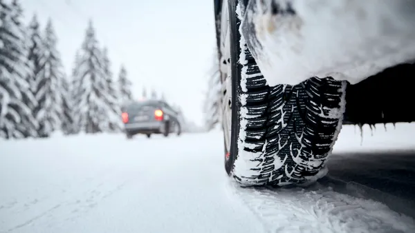 Drum blocat spre una dintre cele mai căutate stațiuni montane. Doar mașinile cu tracțiune 4X4 sunt lăsate să treacă