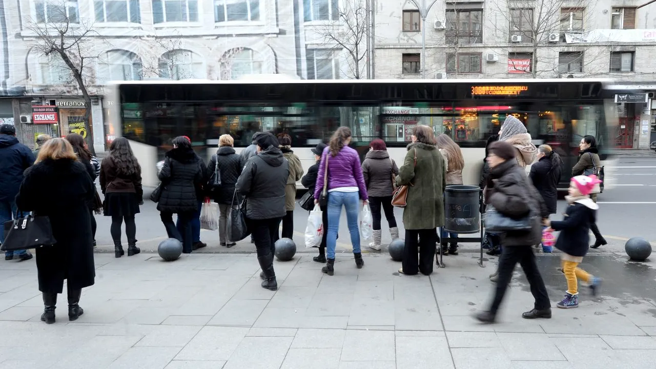 Ce soluții propune Arafat pentru evitarea aglomerării în mijloacele de transport și magazine