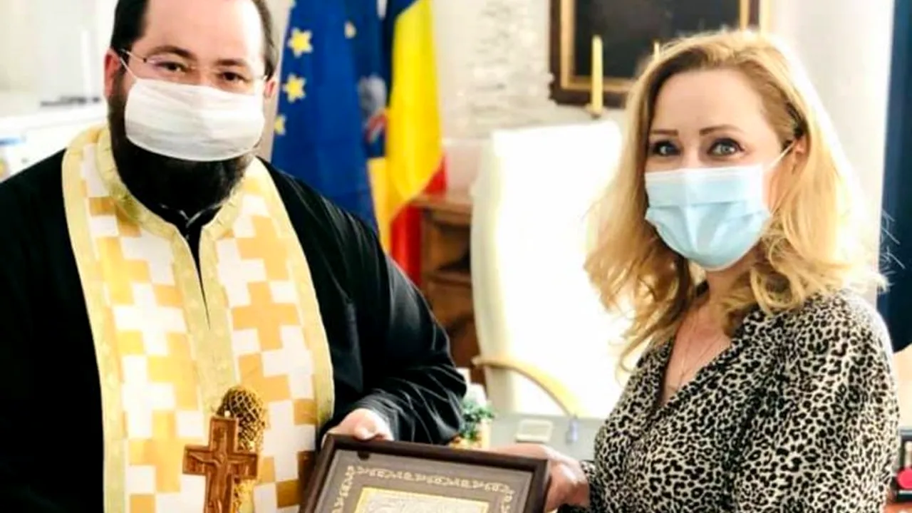 Elena Lasconi a scos „duhurile rele” din Primărie! Internauții au „taxat-o” imediat: „Doamna Firea, nu v-am recunoscut!” - FOTO