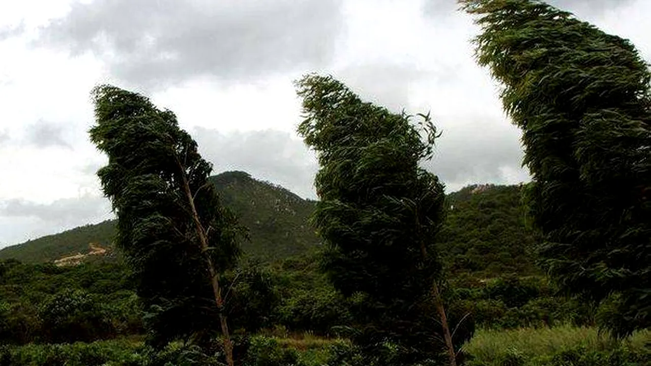 Vreme capricioasă în România. Trafic îngreunat în nordul țării. Mii de locuințe fără curent electric