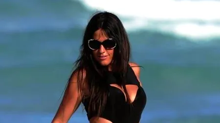 Ce costum de baie a purtat modelul italian Claudia Romano pe plaja din Miami. GALERIE FOTO
