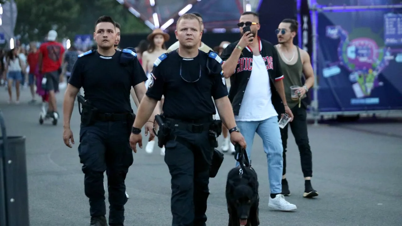 EXCLUSIV. Un angajat din stafful auxiliar al SAGA Festival, prins de autorități cu droguri asupra sa. 77 de dosare de trafic și deținere de substanțe interzise în două zile de festival