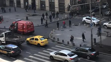 UPDATE | Coletul suspect abandonat pe o stradă din centrul Capitalei, alarmă falsă. A intervenit o echipă pirotehnică a SRI
