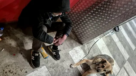 Povestea înduioșătoare a acestui cerșetor din Cluj. Ce era înainte să ajungă în această situație și de ce nu se poate despărți de cățelul lui