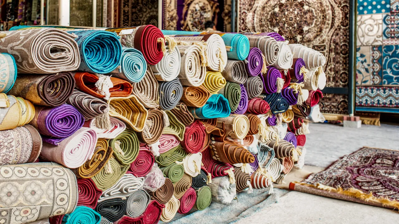 Diferența între mochetă și covor. Ce avantaje și dezavantaje prezintă fiecare în parte