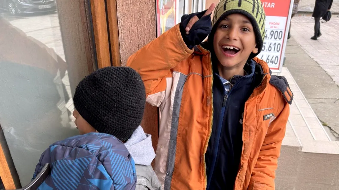 Ireal ce au făcut acești 3 copii săraci din Filiași, după ce au primit 15 lei de la angajata unei case de schimb valutar