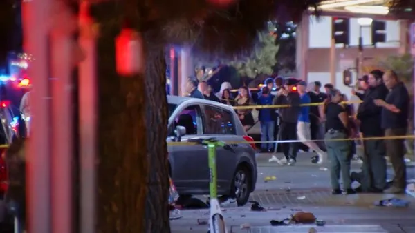 Tragedie într-un celebru cartier din Los Angeles. Panică și groază, după ce un bărbat a intrat cu mașina în mulțime. Sunt zeci de răniți