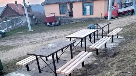 Bărbat din Caraș-Severin, SANCȚIONAT după ce a reparat băncile din centrul satului în care locuiește. Ce explicație a primit din partea autorităților