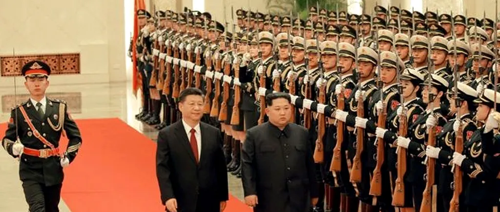 Prima vizită externă a lui Kim Jong-un de la preluarea puterii. Liderul nord-coreean, „primit călduros în China. Mizele discuțiilor cu Xi Jinping