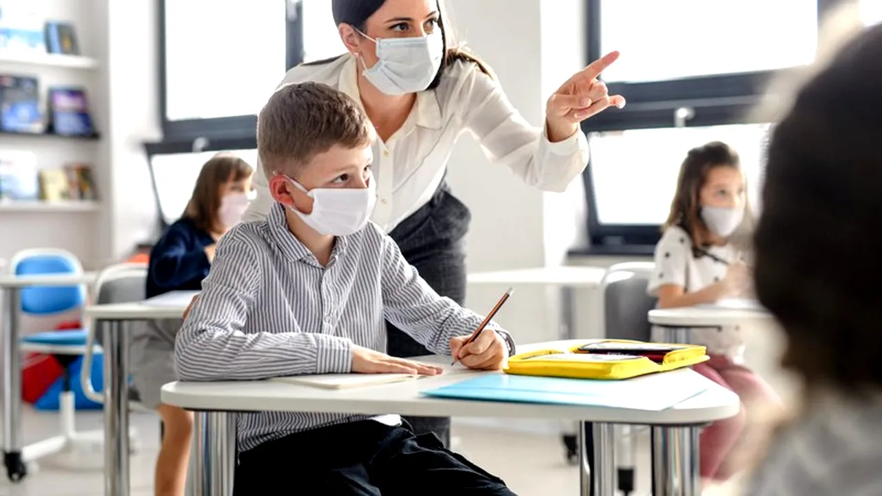 Ce se întâmplă cu elevii simptomatici ai căror părinți refuză testarea la școală. Anunțul lui Sorin Cîmpeanu