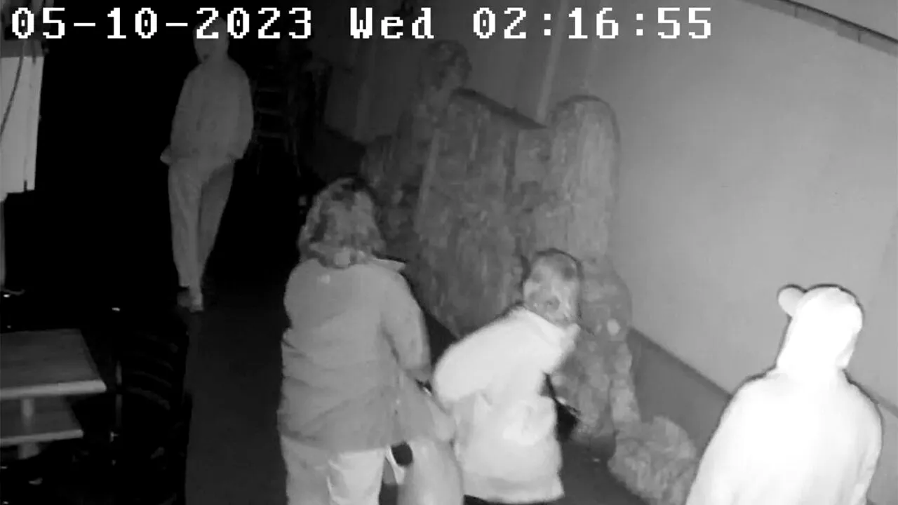 Ce au făcut acești 4 turiști străini, noaptea, la 2:16, într-o terasă din Cluj. Credeau că nu-i vede nimeni, dar camerele de supraveghere i-au prins