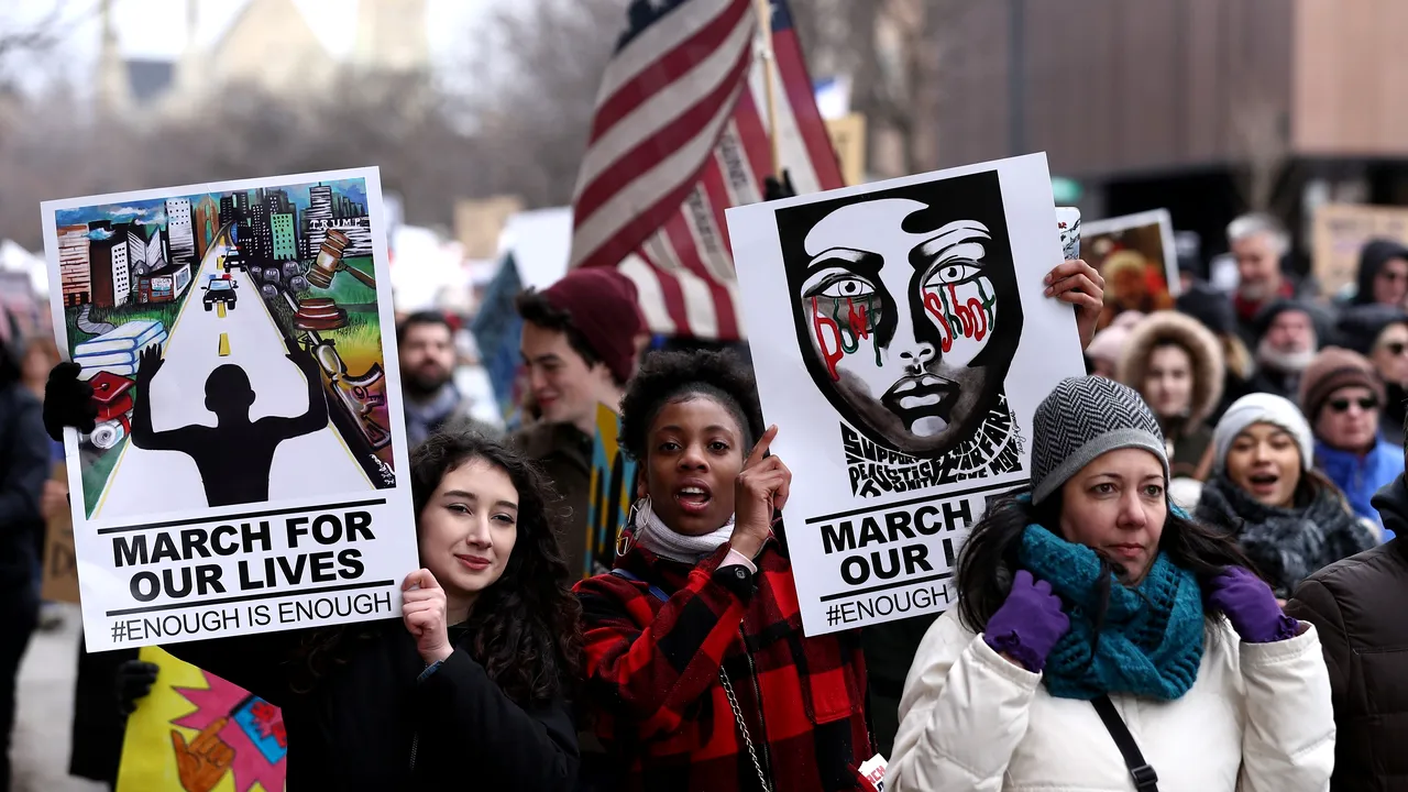 Sute de mii de persoane protestează în SUA și în alte țări împotriva armelor de foc