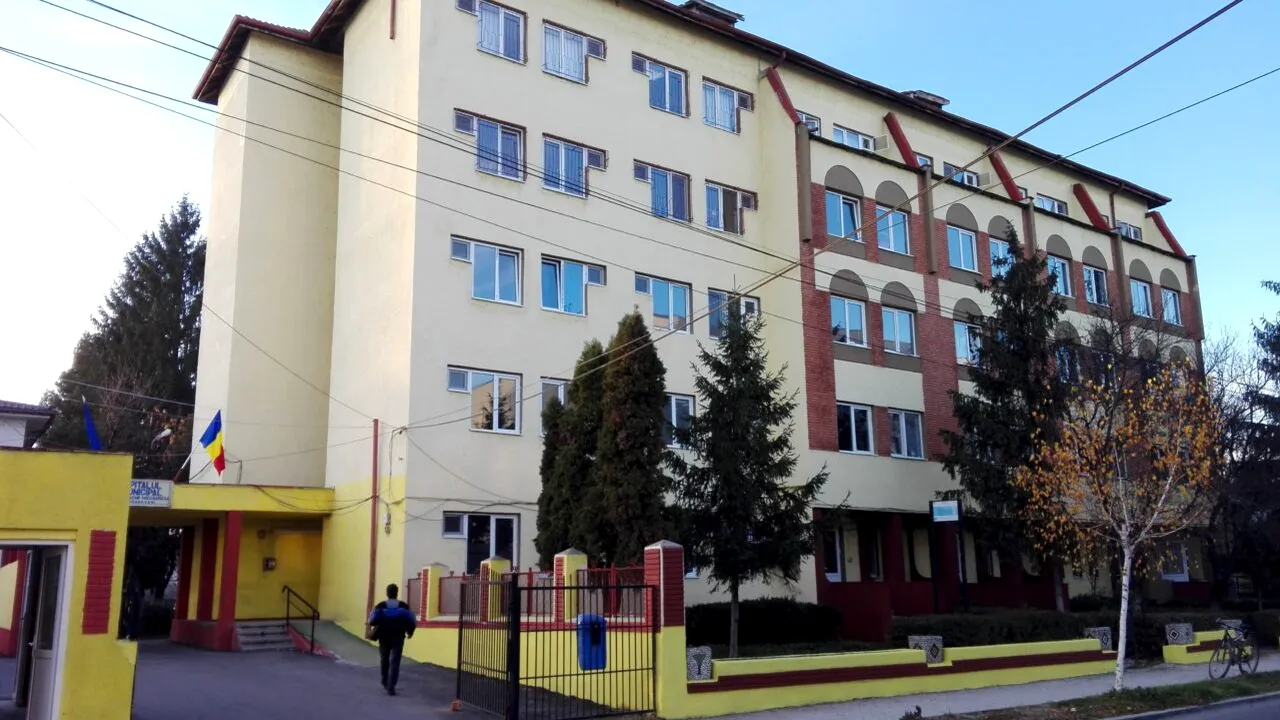 FOTO | Imagini revoltătoare într-un spital din Vâlcea. Bolnavii stau câte doi în pat, iar saloanele sunt într-o stare avansată de degradare