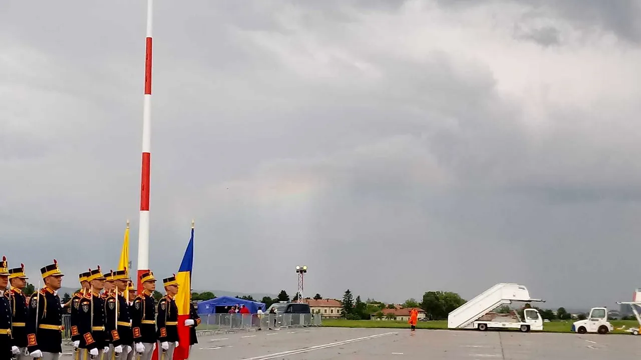 Vizita Papei Francisc în România s-a încheiat: Curcubeu la plecarea avionului papal de pe Aeroportul din Sibiu