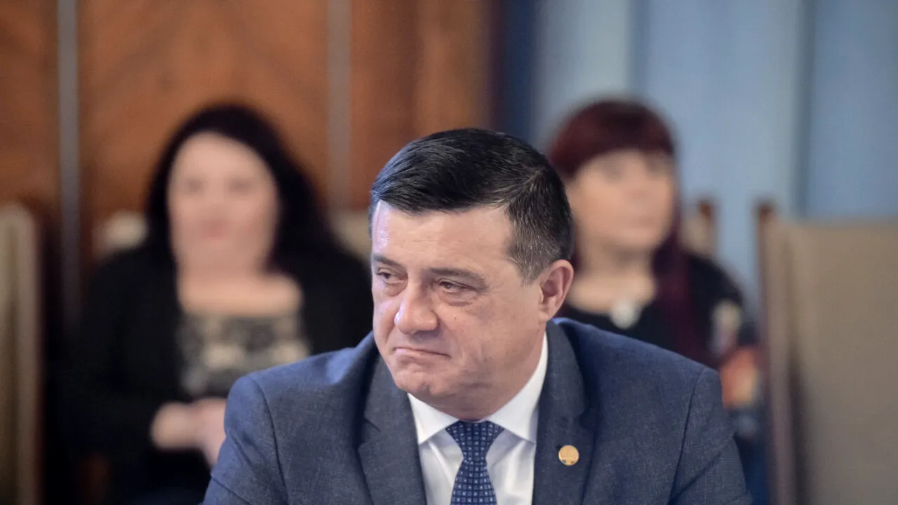 Niculae Bădălău a fost revocat de Parlament din funcția de consilier al Curții de Conturi și vicepreşedinte al Autorităţii de audit. Fostul parlamentar PSD a fost arestat preventiv pentru dare de mită