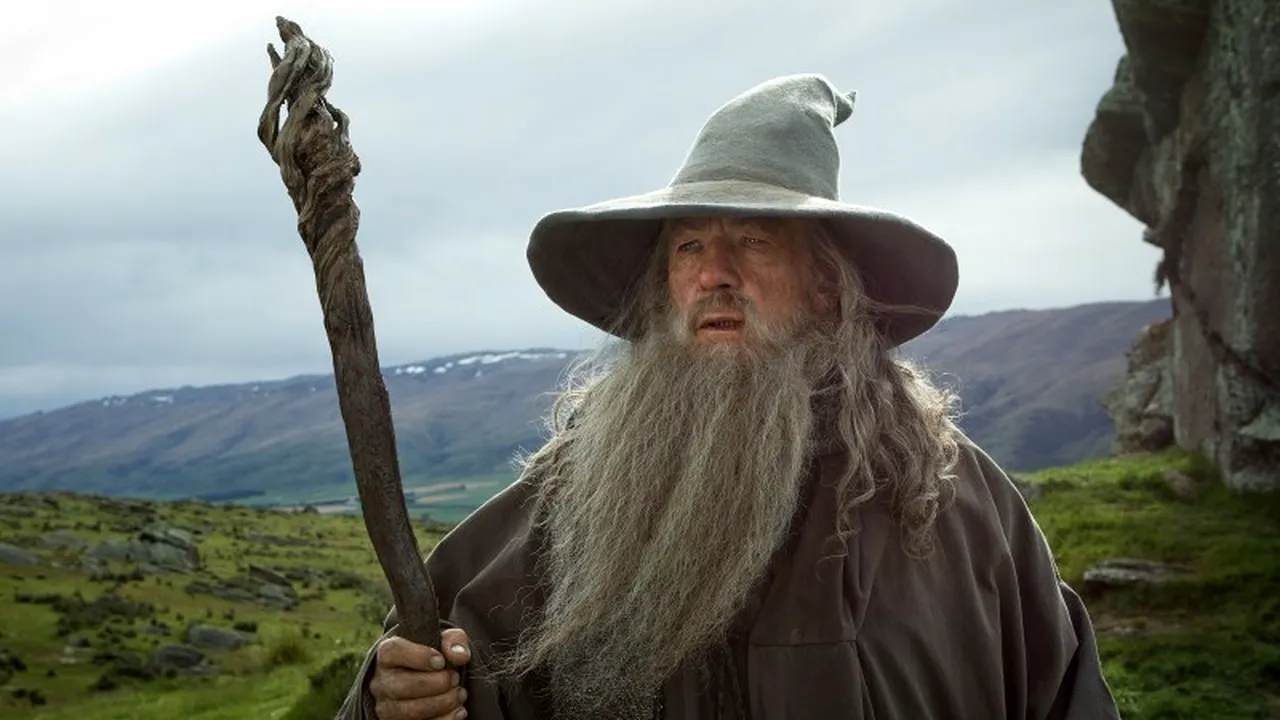 Actorul Ian McKellen s-a dezbrăcat în lenjerie intimă, la un eveniment caritabil