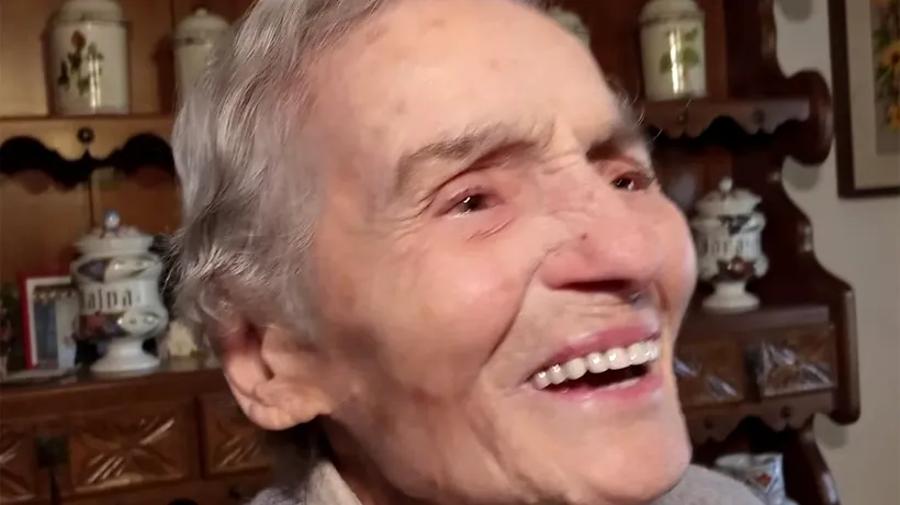 Pensionară de 103 ani, PRINSĂ conducând fără permis auto. Unde se ducea la ora 1:00 noaptea și ce le-a zis polițiștilor