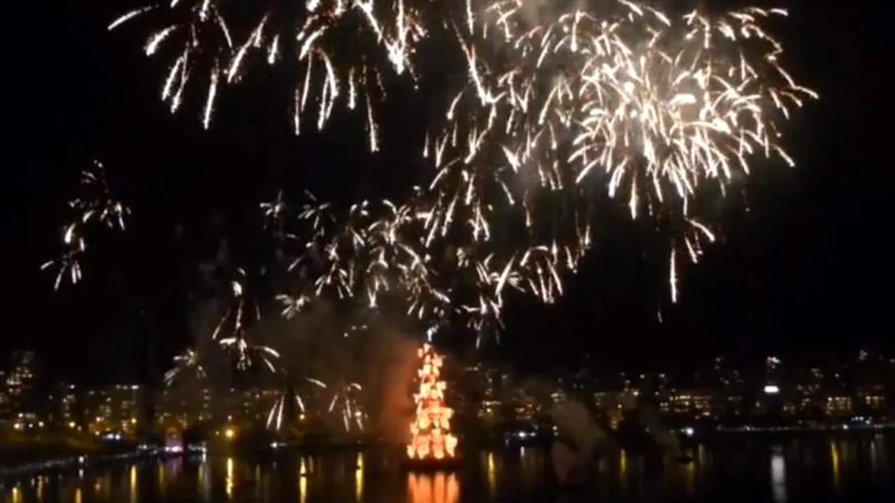 GALERIE FOTO. Cum arată cel mai mare brad de Craciun plutitor din lume