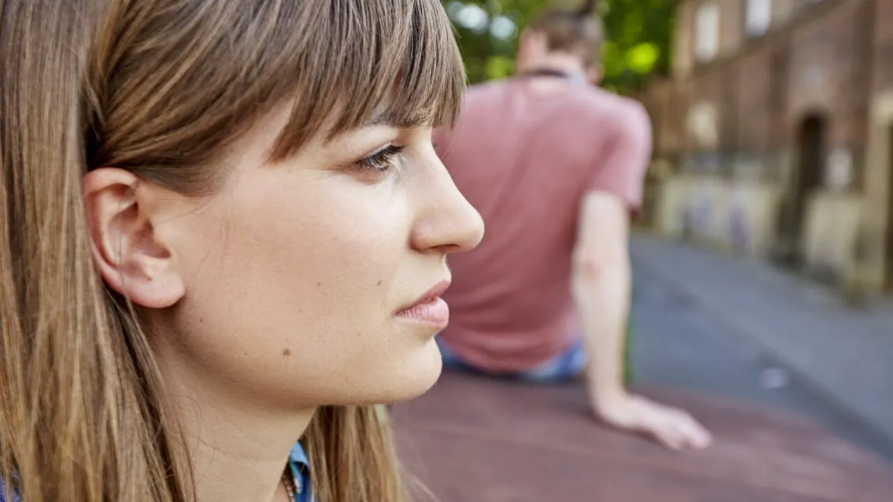 O britanică a fost condamnată după ce și-a păcălit iubitul că are CANCER ca să-și mărească sânii. Ce sumă fabuloasă a primit pentru „tratament”