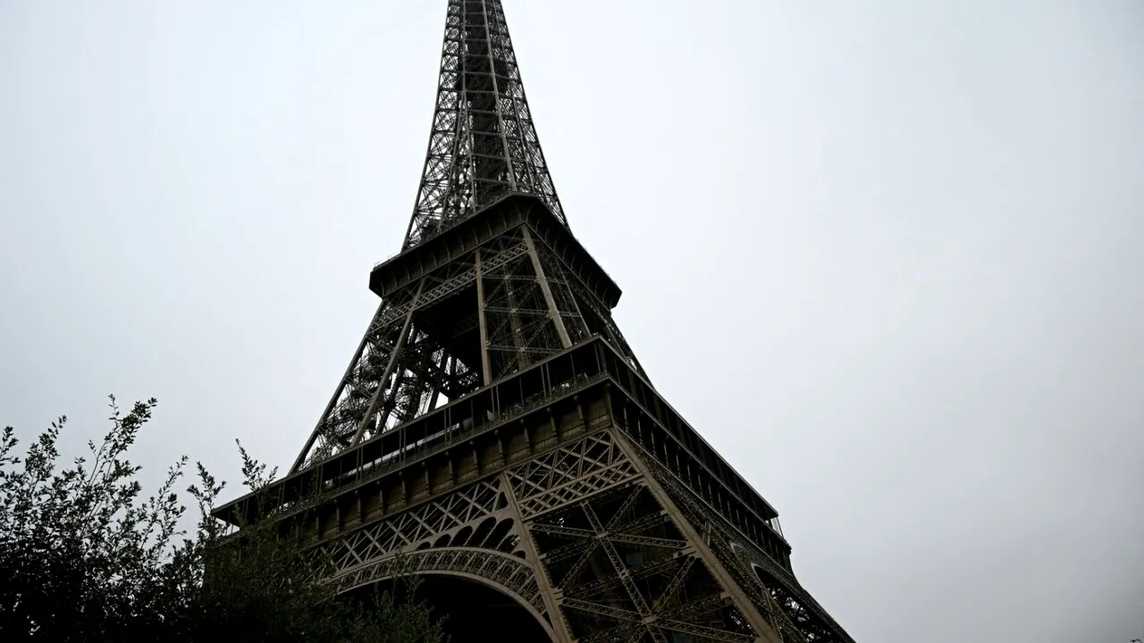 ALERTĂ la Paris după un incendiu la Turnul Eiffel. Peste o mie de vizitatori au fost evacuați