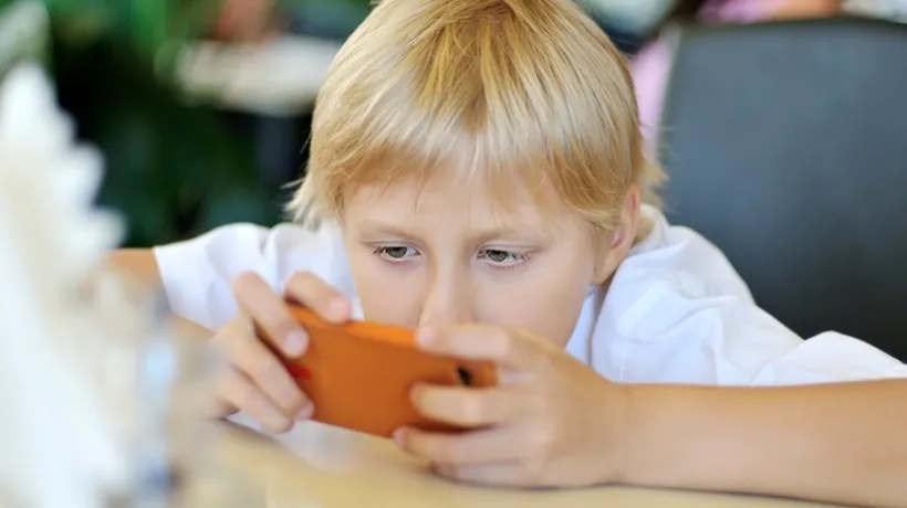 Opt din zece copii români au cont pe rețelele de socializare. Efectul acestei mode asupra dezvoltării celor mici