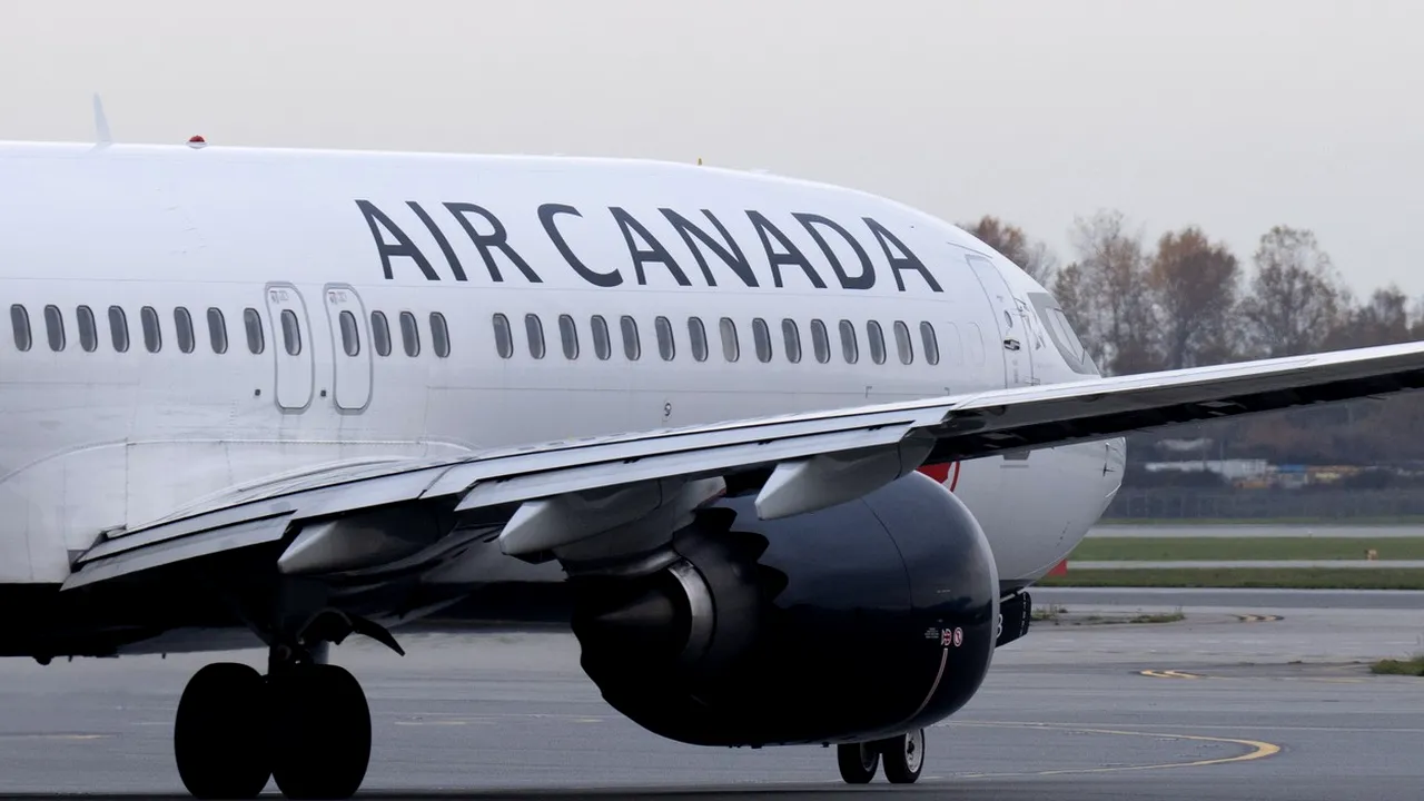 Șocant! Un pasager s-a îmbarcat într-un avion, apoi a deschis o ușă și a căzut din aeronavă