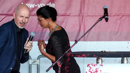 O politiciană din Germania a fost stropită cu un lichid roșu în timpul unui miting electoral